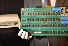 Рідкісний комп'ютер Apple із підписом Возняка продали за рекордні $1,15 млн