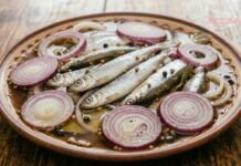 Тает во рту, а цена просто смешная: как вкусно и быстро замариновать мойву с лучком дома (РЕЦЕПТ)