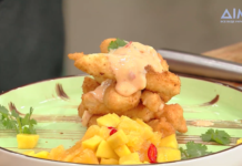 Хрустящая корочка и экзотический салат, как идеальное дополнение вкуса: рецепт сочной курицы по-филиппински от Чабы Бакоша (ВИДЕО)