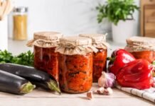 Лучше любого лечо: рецепт невероятно вкусного салата из баклажанов и перца на зиму