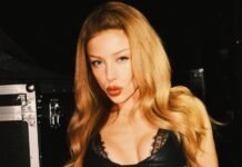 Кароль сверкнула бюстом в платьях с глубоким декольте и корсетом