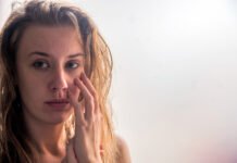 Уберите лишние баночки: врач объяснила, как на самом деле нужно ухаживать за лицом при недосыпании