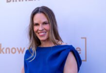 52-летняя Хилари Суэнк ждет третьего ребенка
