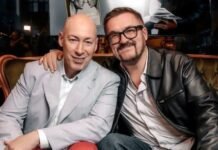 Гордон схватил свою жену за грудь для совместного фото с Пономаревым
